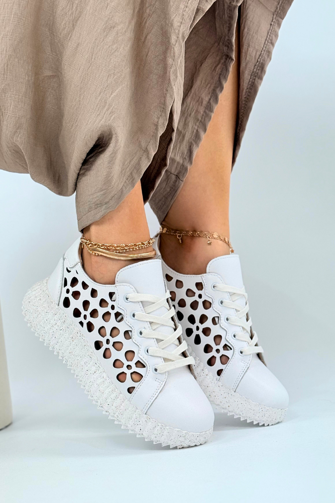 Módní prolamované kožené boty na béžové platformě