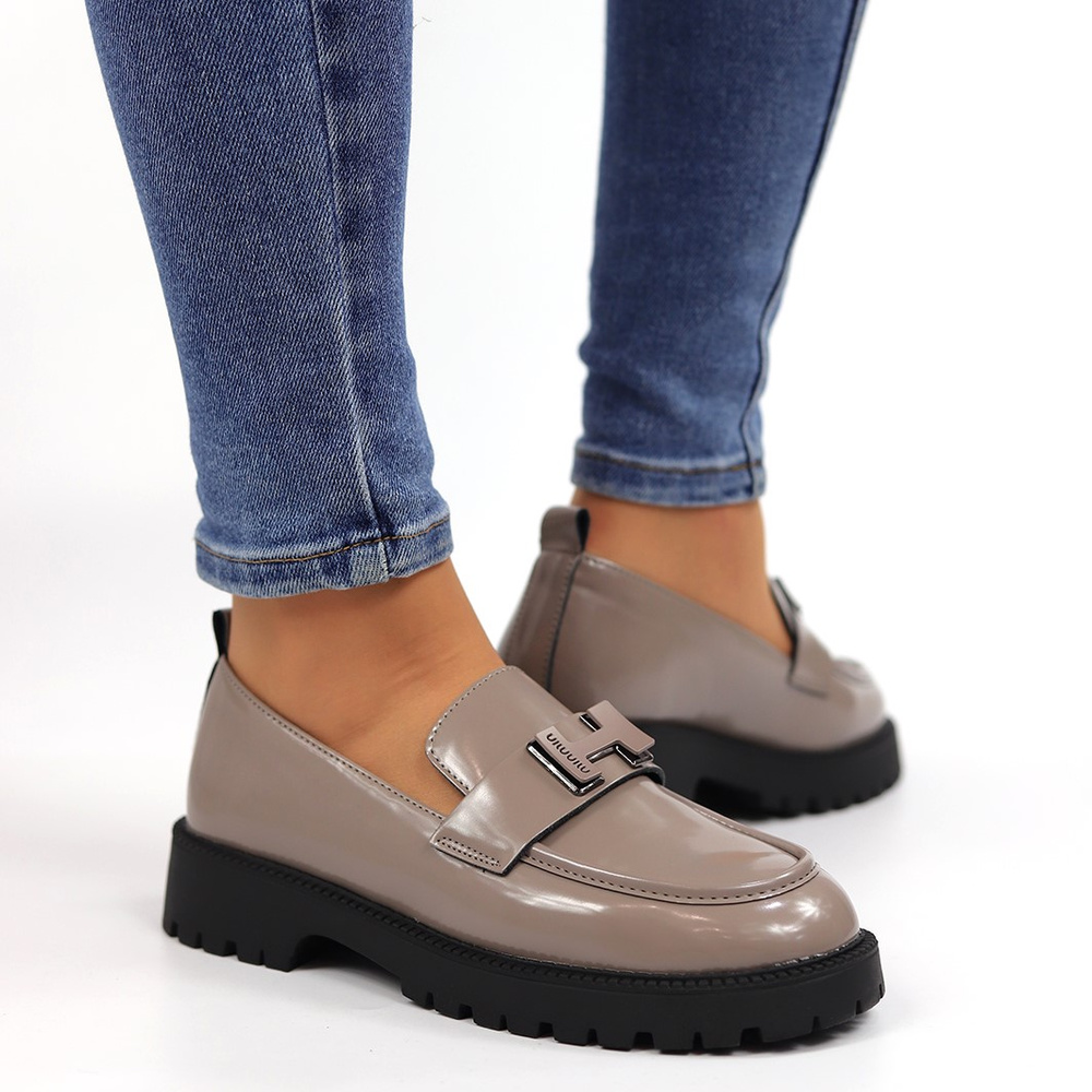 Béžové kožené boty se silnější, lakovanou podrážkou