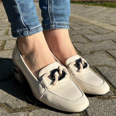 Béžové lakovky na ozdobném podpatku značky Vinceza