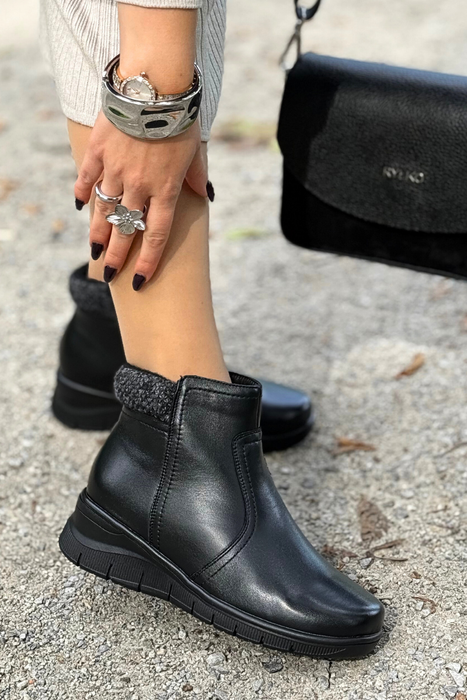 Tmavě béžové prolamované kotníkové boty vyrobené ze semišové ekokůže