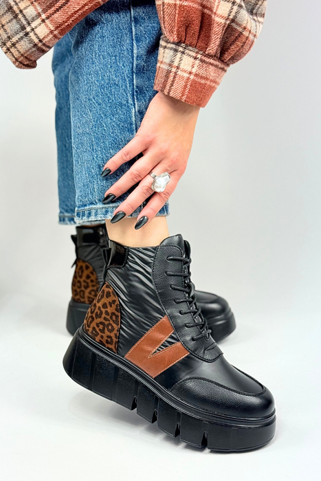 Tmavě béžové prolamované kotníkové boty vyrobené ze semišové ekokůže