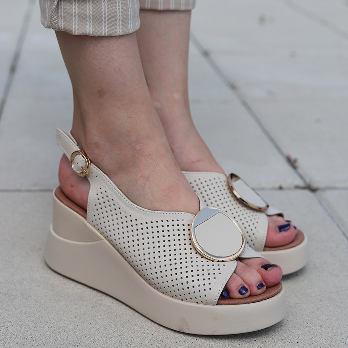 Béžové kožené perforované sandály na klínku značky T. Sokolski