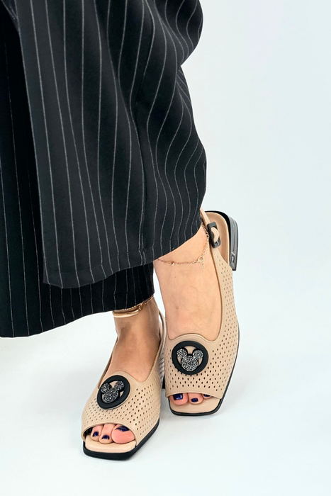 Meruňkové kožené sandály s perforací na nízkém podpatku