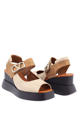 Zlaté sandály na klínku z ekokůže se suchým zipem