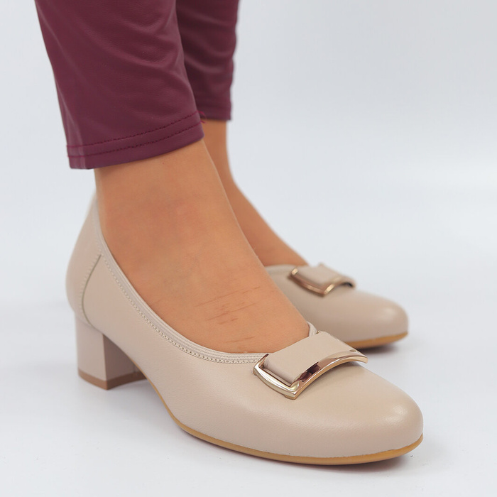 Béžové kožené lodičky se zlatým zdobením na galantském bloku