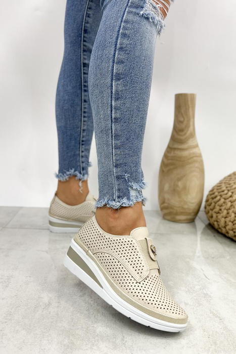 Béžové prolamované kožené slip-on boty