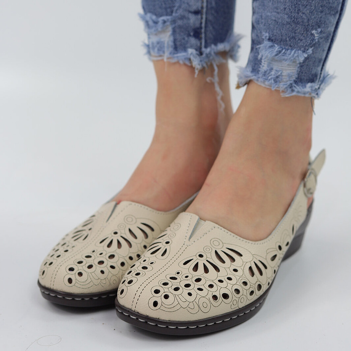 Béžové prolamované kožené sandály značky T. Sokolski