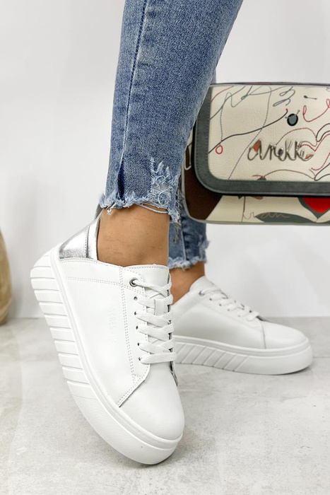 Bílé a stříbrné šněrovací sportovní boty na platformě