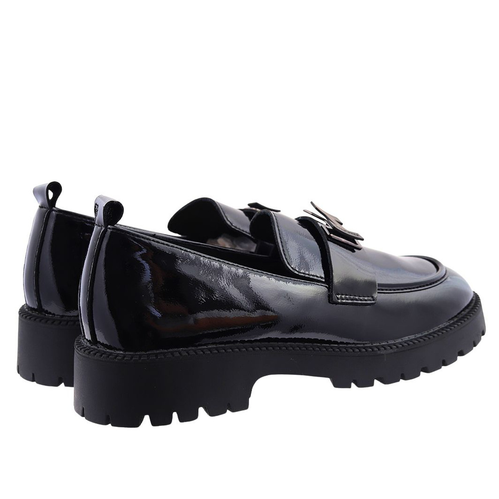 Černé kožené slip-on boty s lakovaným zdobením