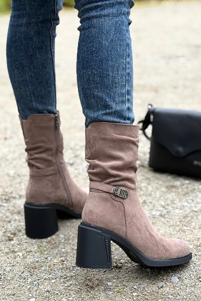 Béžové semišové kovbojské boty na vysokém podpatku