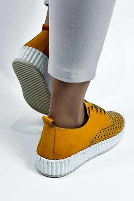 Dámské žluté prolamované kožené boty na platformě