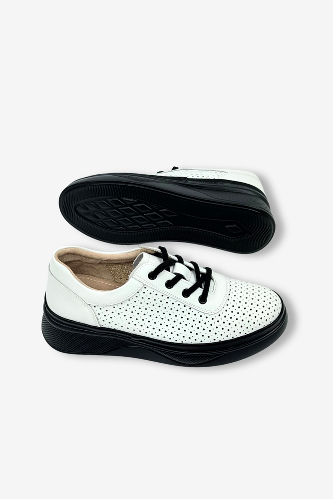 Bílé kožené boty s perforací na platformě