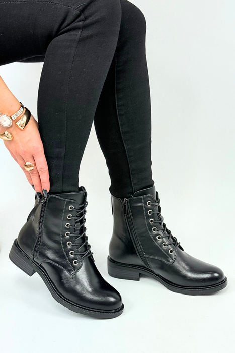 Černé kožené kotníkové boty s vysokými tkaničkami na platformě