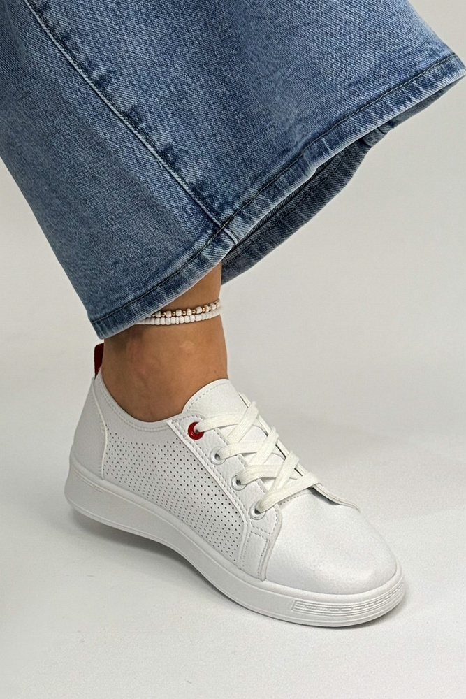 Bílé dámské sportovní boty s perforovanou platformou