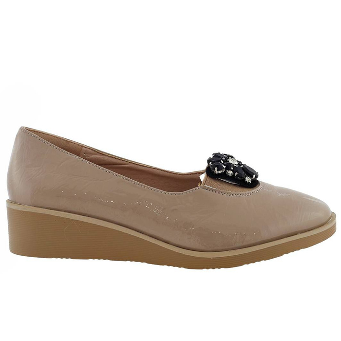 Dámské béžové lakované boty s klínkem M.Daszyński