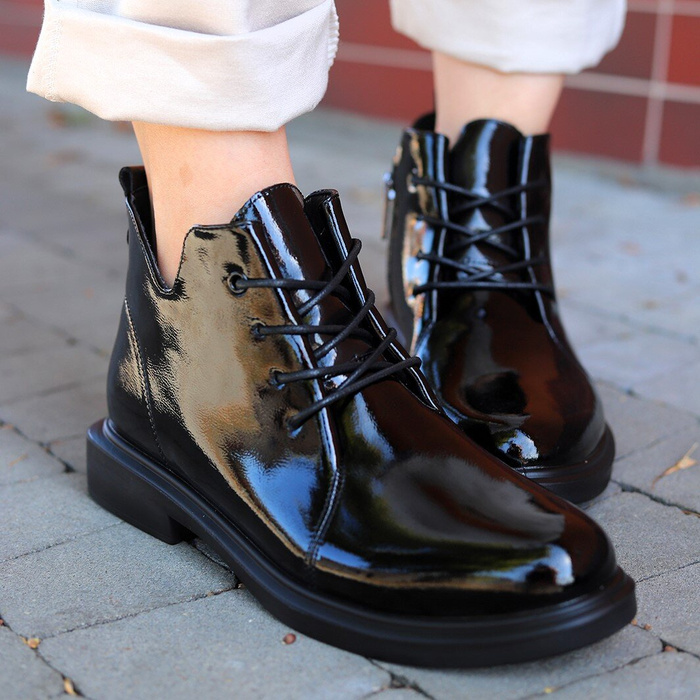 Loretta Vitale černé lakované kotníkové boty na šněrování