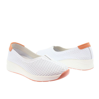 Bílé nazouváky z perforované kůže