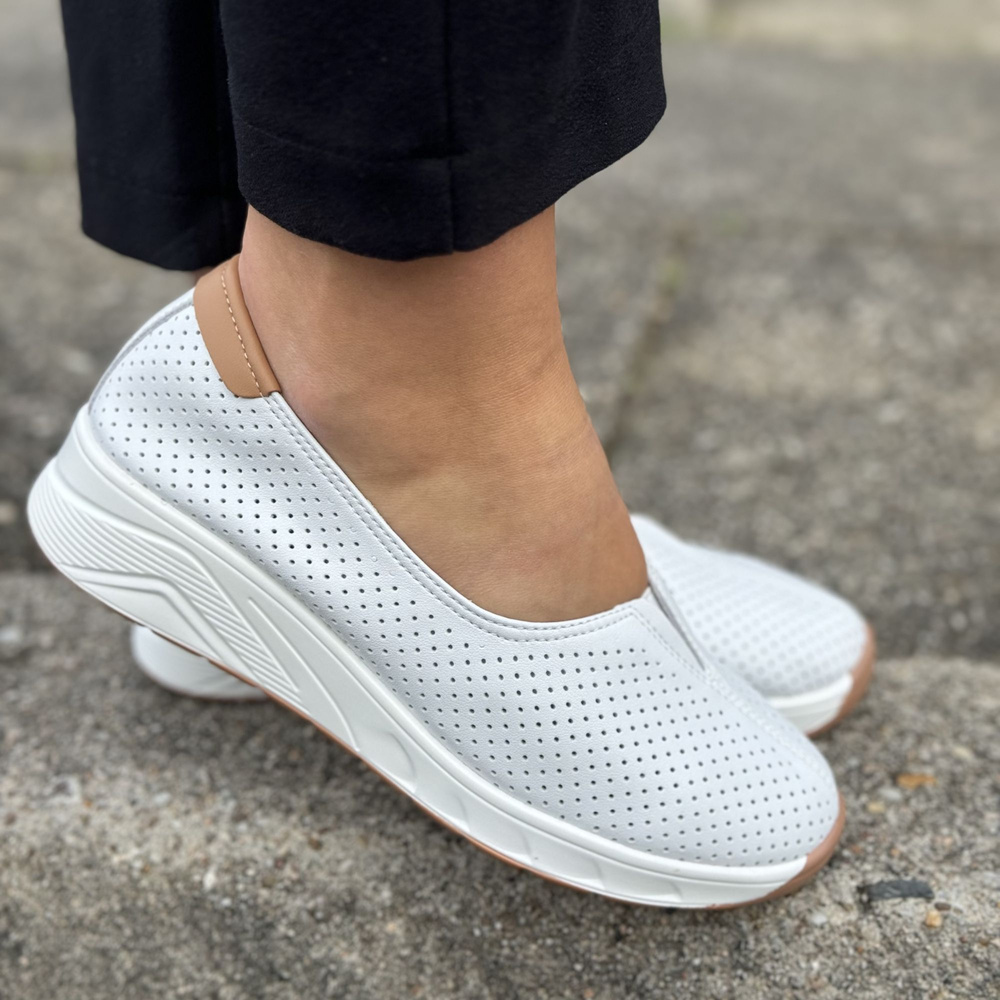 Bílé nazouváky z perforované kůže