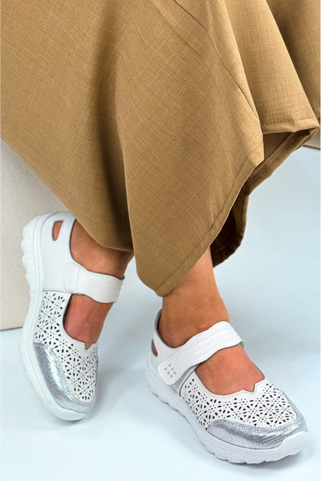 Bílé prolamované kožené ploché boty