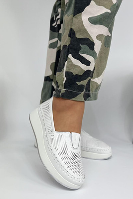 Perforované bílé kožené boty na platformě