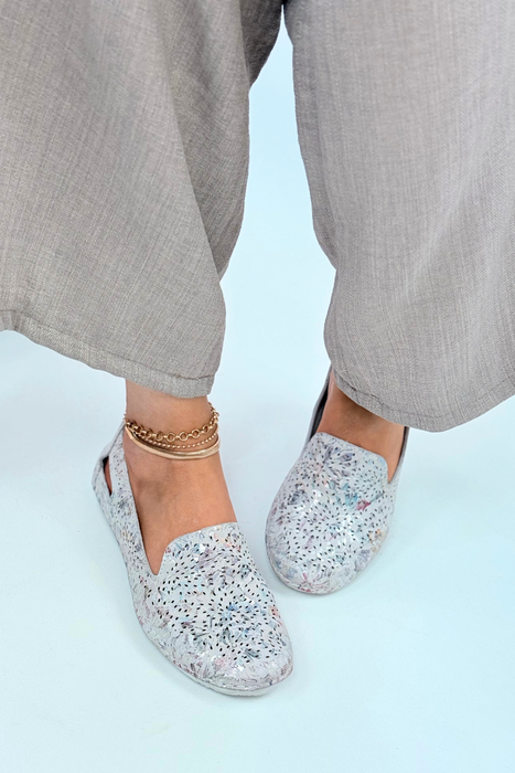 Modré prolamované boty se zavazováním