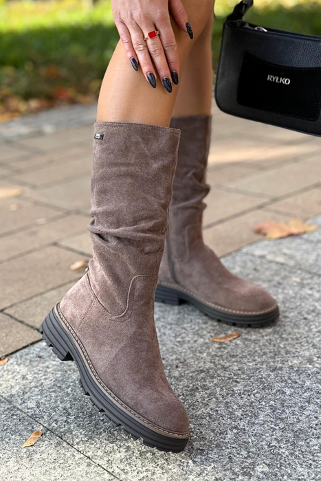 Černé kozačky nad kolena s blokem s decentním zdobením