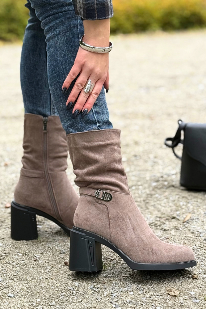 Béžové semišové kovbojské boty na vysokém podpatku