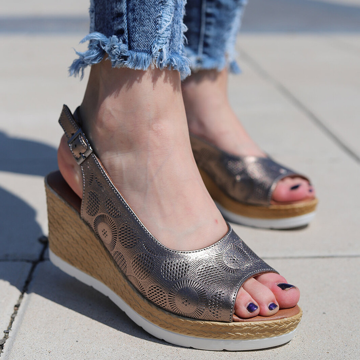 Tmavě zlaté prolamované kožené sandály Artiker