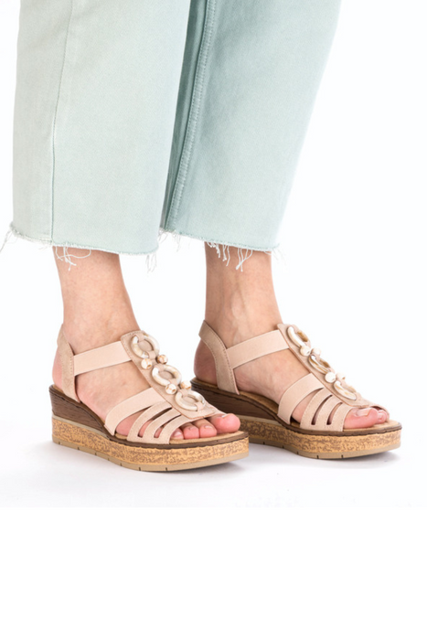 Béžové sandály na klínku s nazouvací platformou Rieker