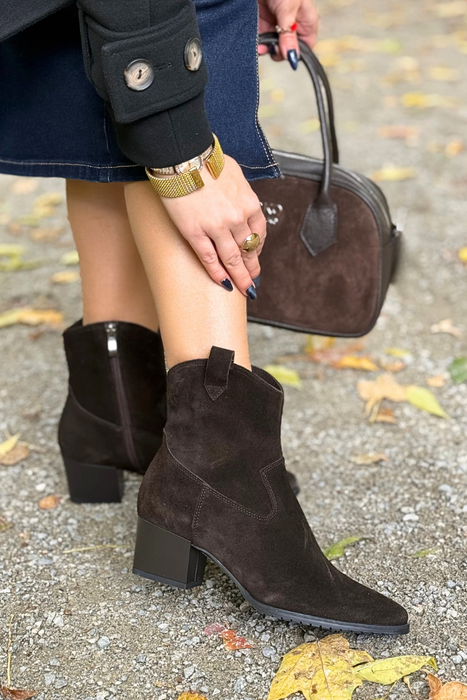 Černé semišové kotníkové boty se zipem vzadu