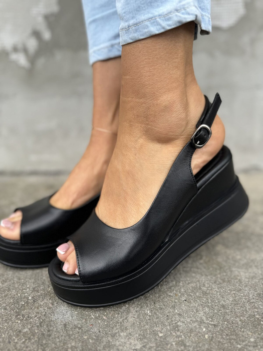 Černé dámské kožené sandály na platformě s klínkem