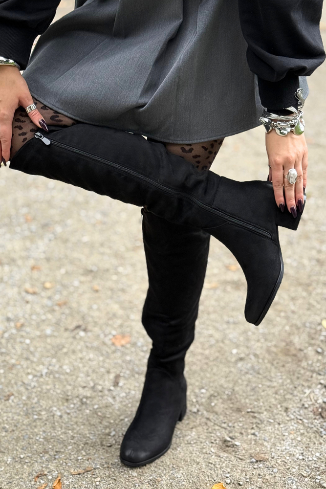 Černé semišové kozačky s blokem T.Sokolski