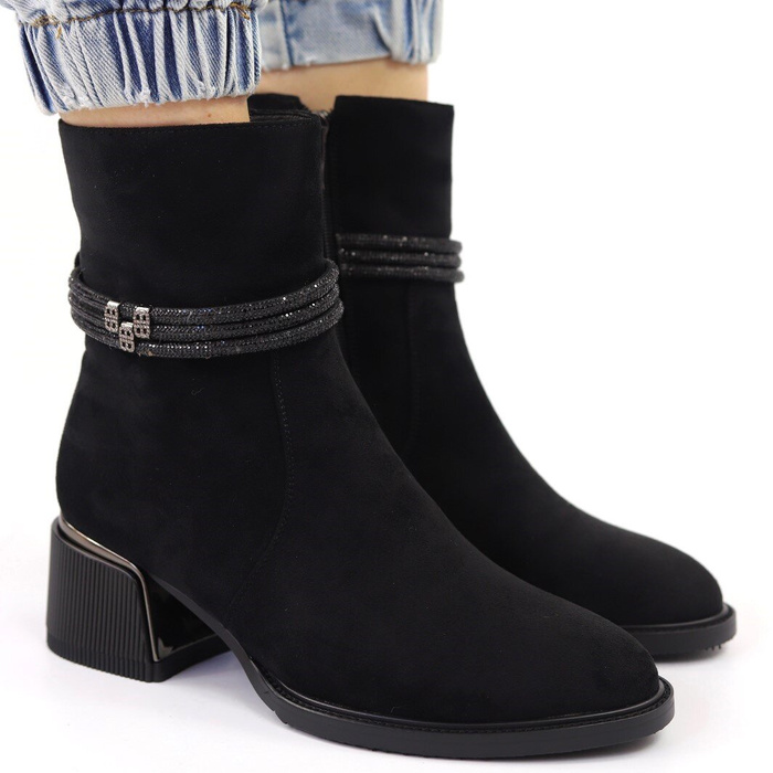 Černé semišové kotníkové boty s ozdobným řetízkem