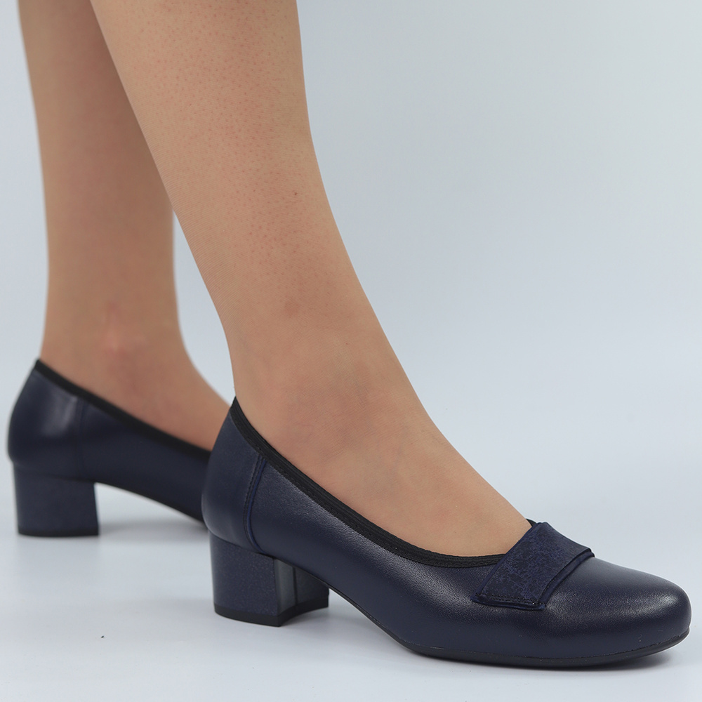 Galantní tmavě modré kožené lodičky na nízkém podpatku