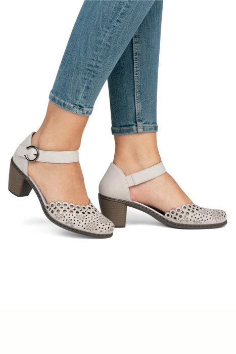 Béžové prolamované kožené sandály na bloku