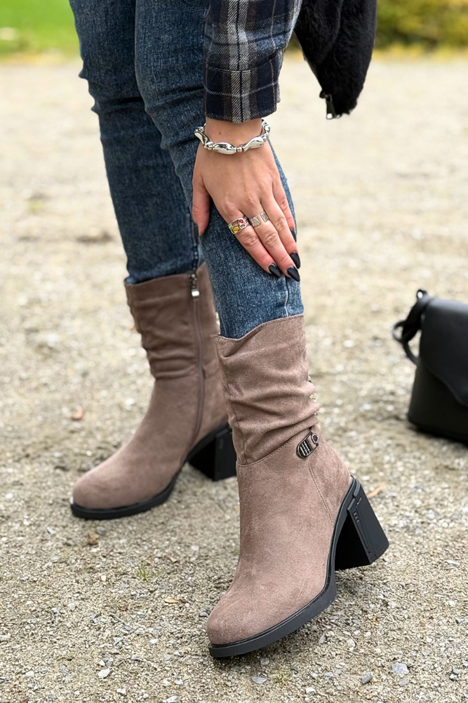 Béžové semišové kovbojské boty na vysokém podpatku