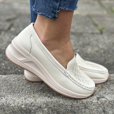 Béžové a zlaté kožené boty na klínku značky Artiker