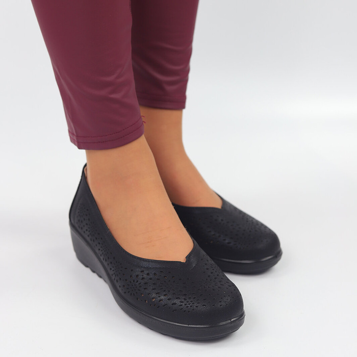 Černé prolamované boty na klínku Potocki