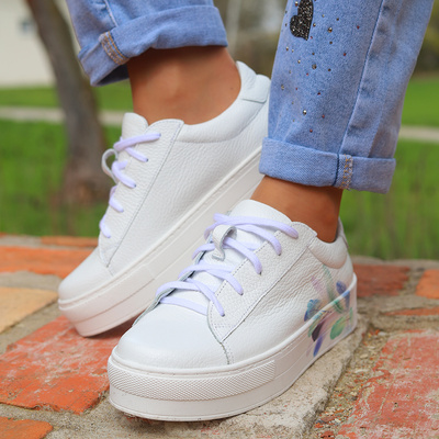 Bílé kožené boty s motivem peří od Nicoll