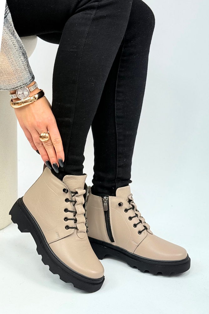 Černé kožené kotníkové boty s vysokými tkaničkami na platformě