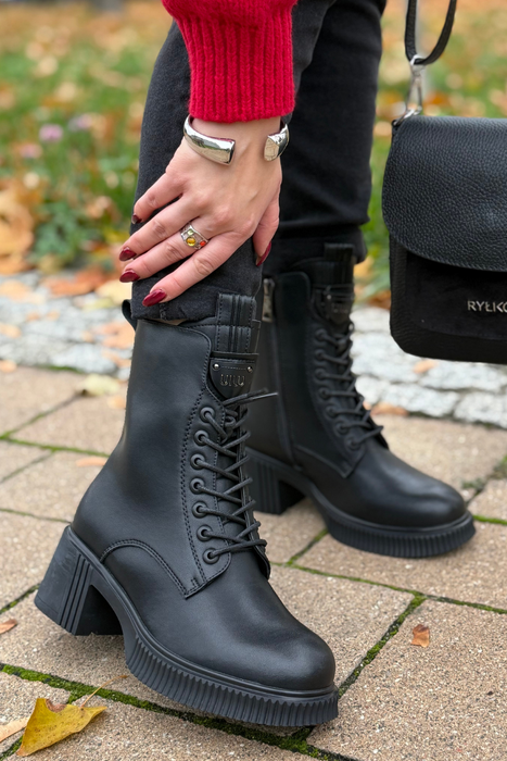 Vysoké kožené kotníkové boty se šněrováním na kvádru