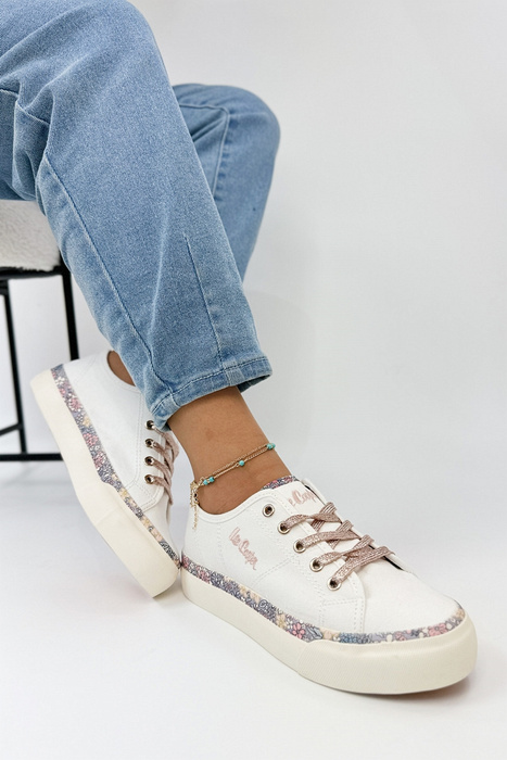 Bílé tenisky na platformě s ozdobnými tkaničkami