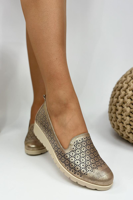 Krásné prolamované boty v měděné barvě