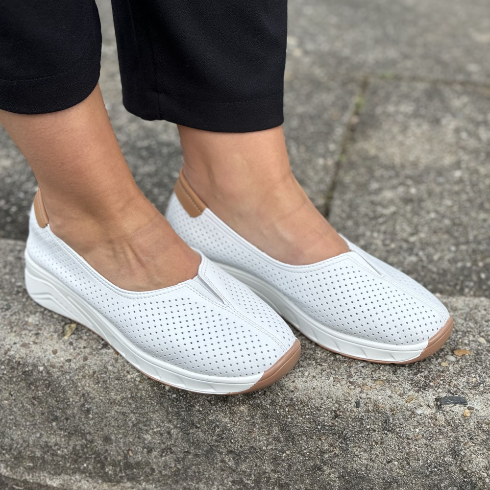 Bílé nazouváky z perforované kůže