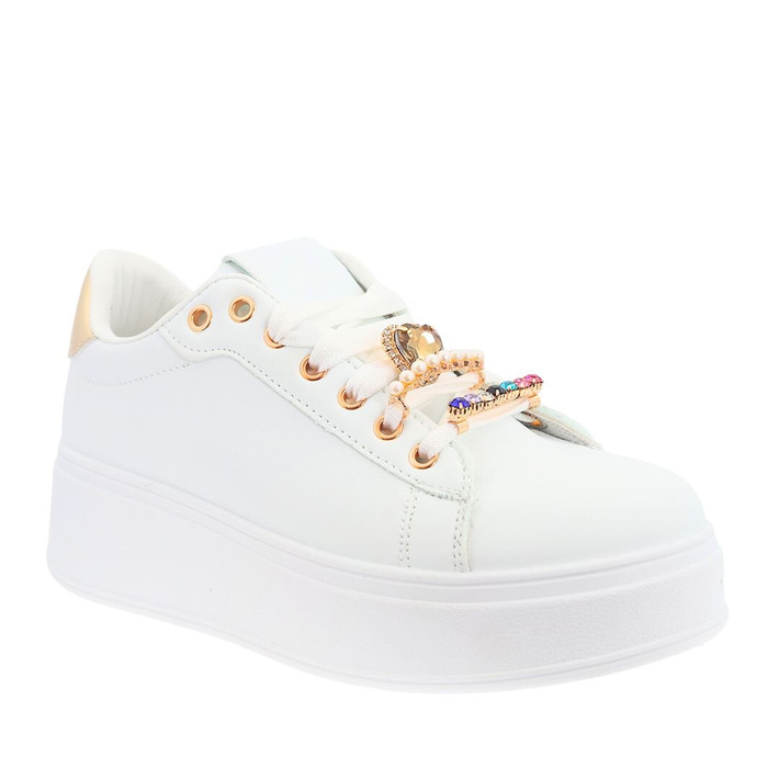 Bílé tenisky na platformě aplikace News