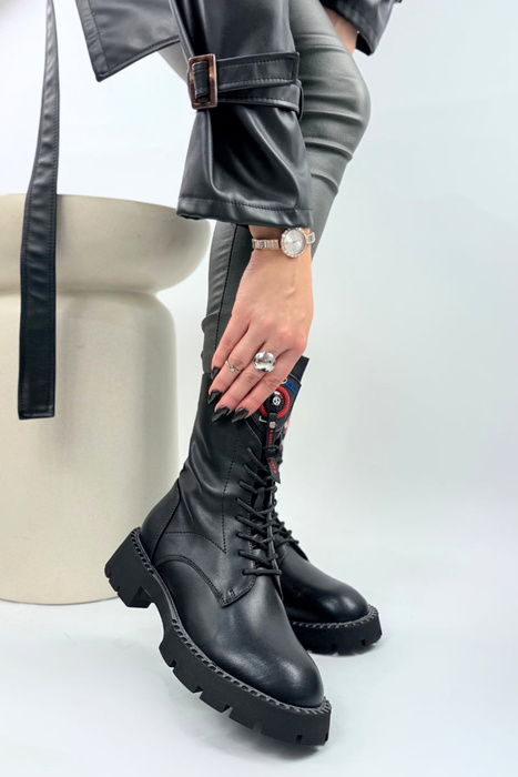 Dámské černé kožené kotníkové boty na silné platformě se tkaničkami