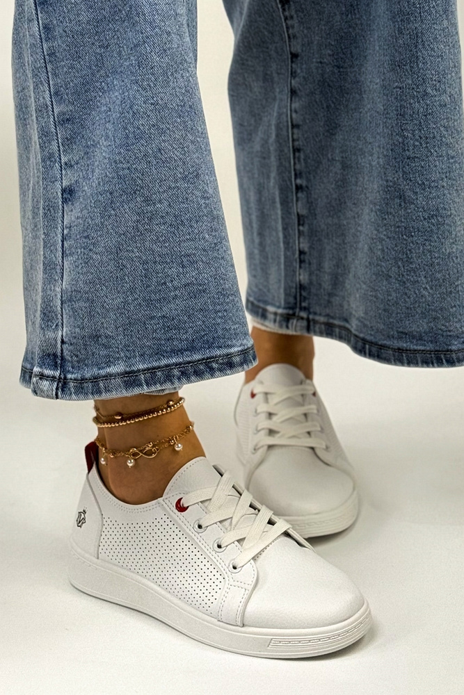 Bílé dámské sportovní boty s perforovanou platformou