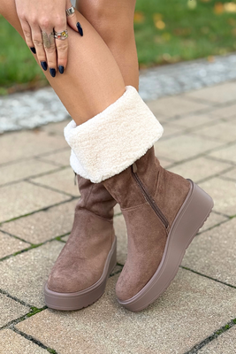 Béžové prolamované jarní kozačky