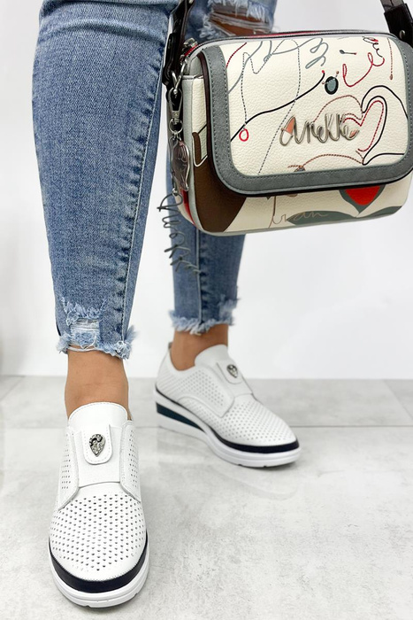 Bílé a tmavě modré kožené slip-on boty, perforované