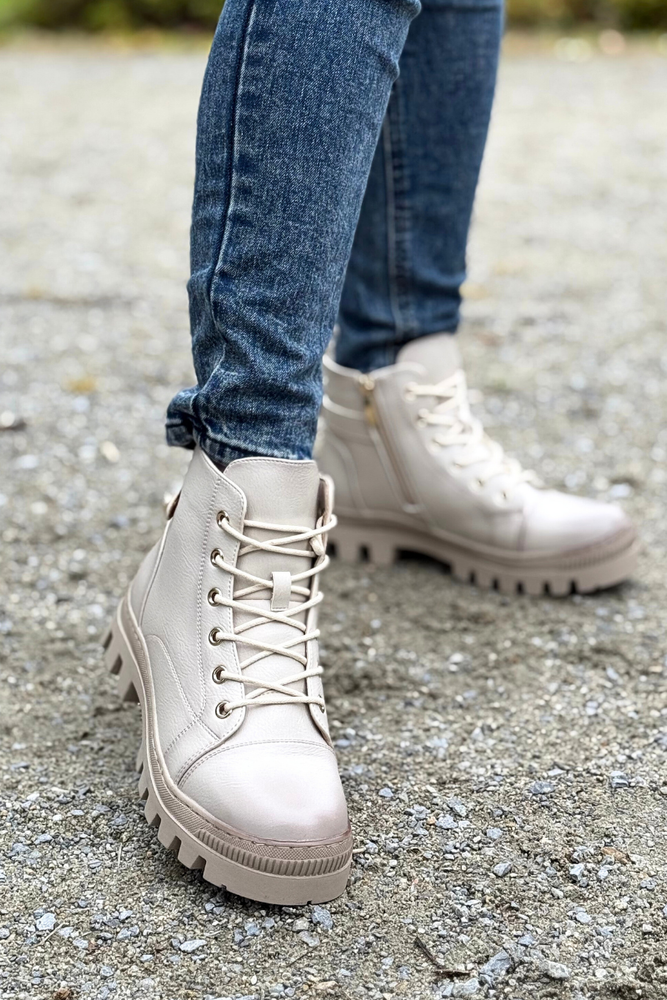 Dámské černé kotníkové boty na šněrování